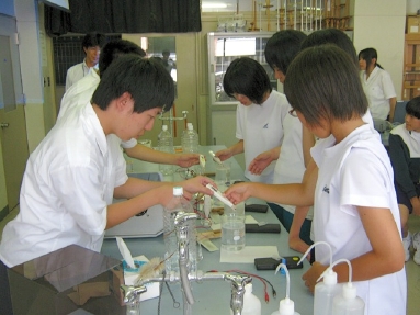 写真15 中学生に教える高校生.jpg