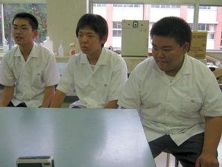 写真3 笑顔で話す畑君、伊藤君、小松君（左から）.jpg