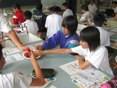 写真4 大曲農業高校産のトマトをもらう中学生たち.jpg